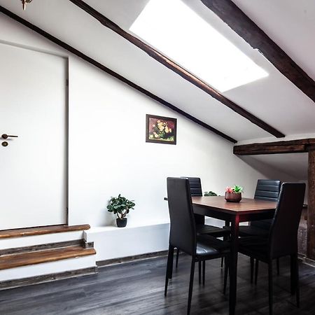 Little Paris Booutique In Old Town Center Brasov Apartment Exterior photo