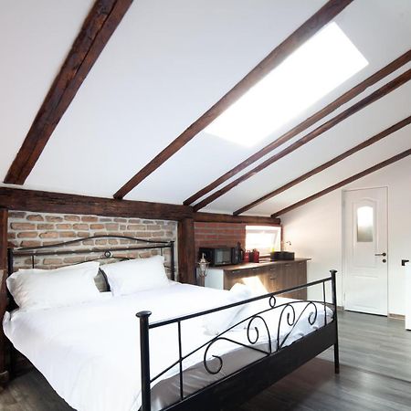 Little Paris Booutique In Old Town Center Brasov Apartment Exterior photo