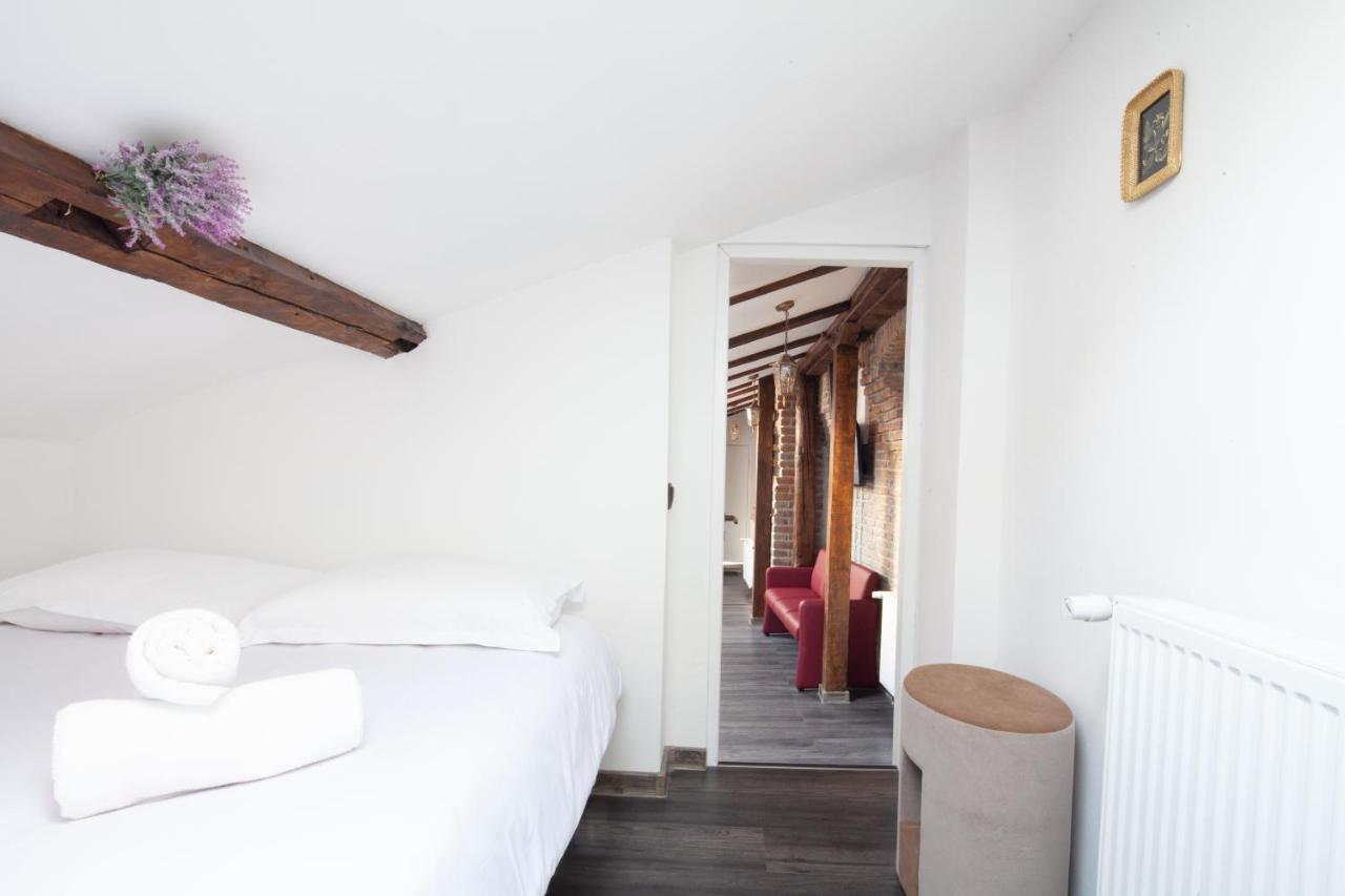 Little Paris Booutique In Old Town Center Brasov Apartment Exterior photo