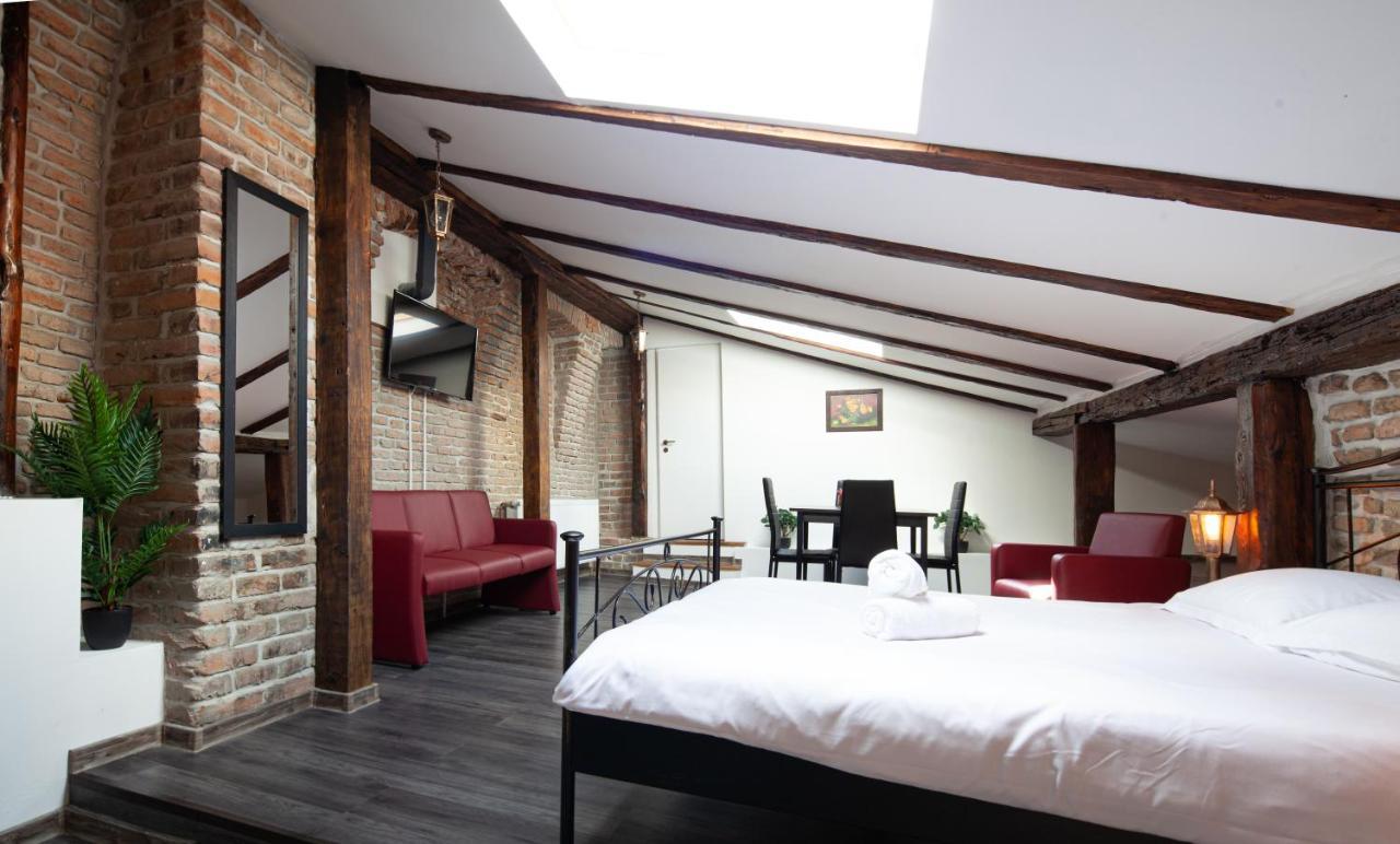 Little Paris Booutique In Old Town Center Brasov Apartment Exterior photo