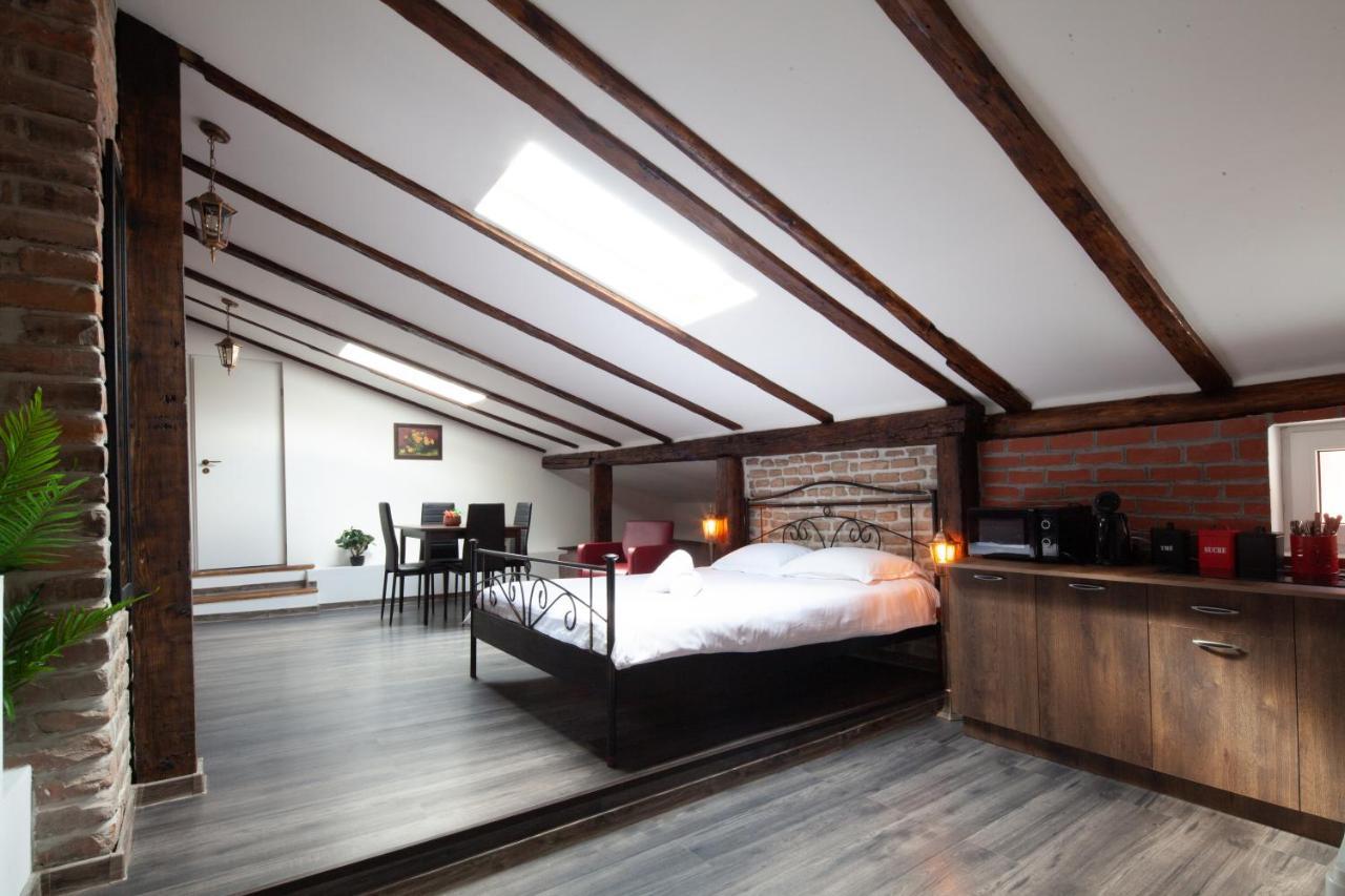 Little Paris Booutique In Old Town Center Brasov Apartment Exterior photo