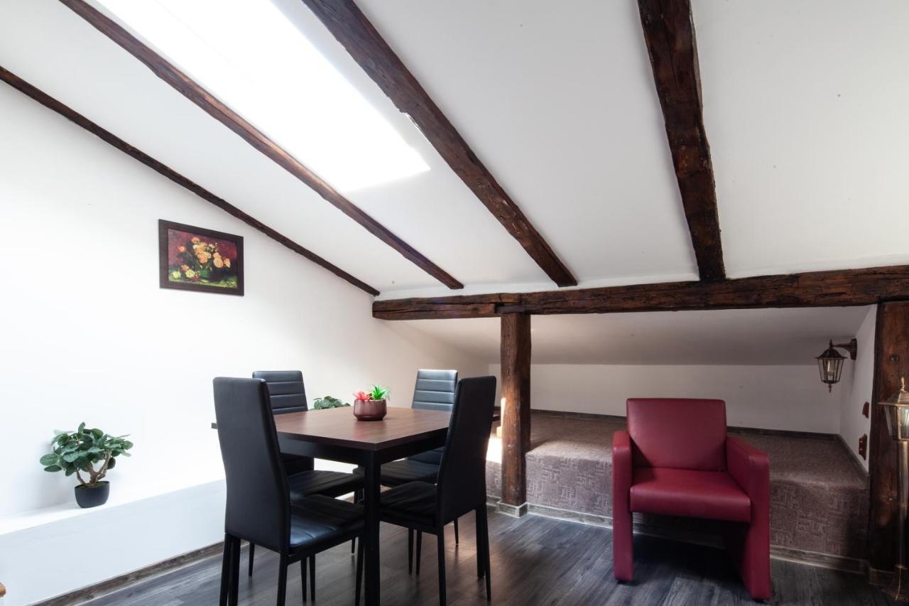 Little Paris Booutique In Old Town Center Brasov Apartment Exterior photo