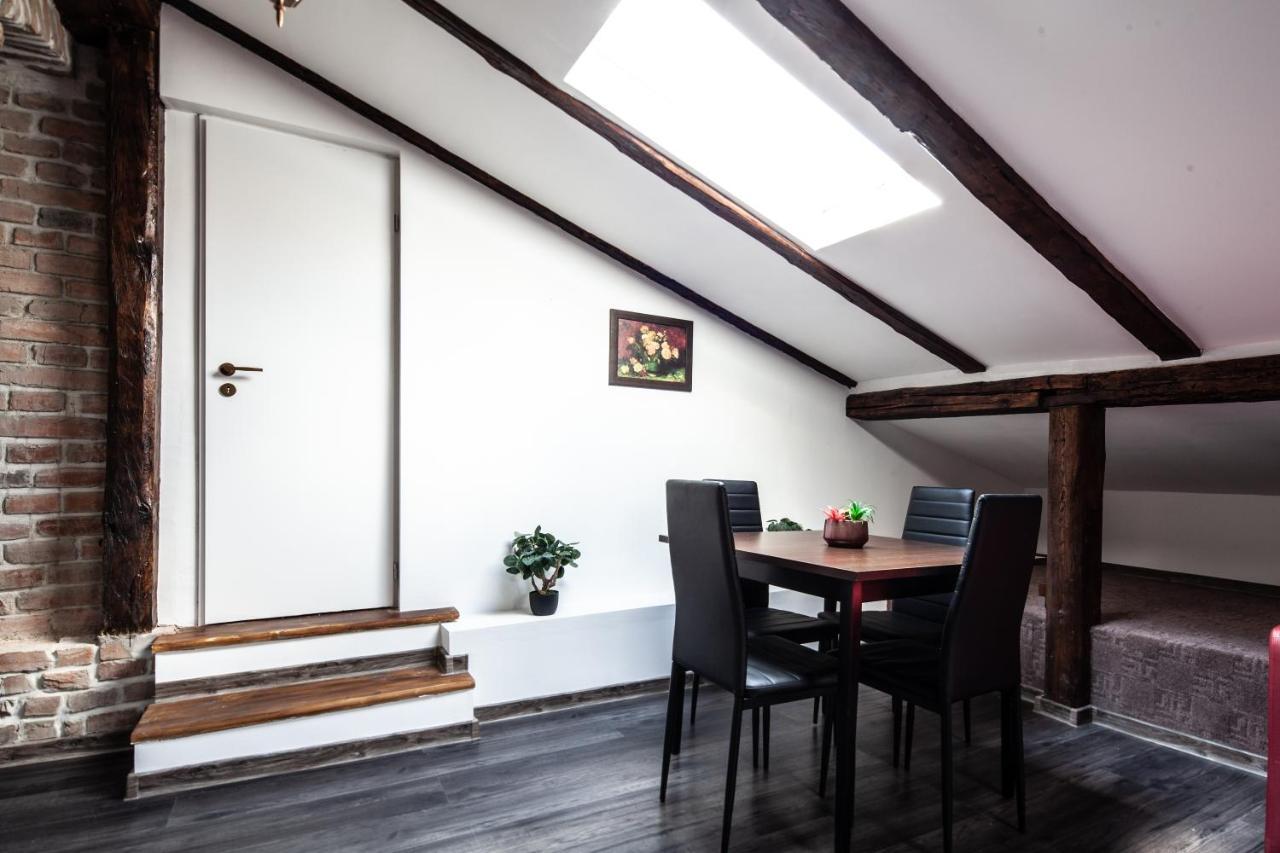Little Paris Booutique In Old Town Center Brasov Apartment Exterior photo