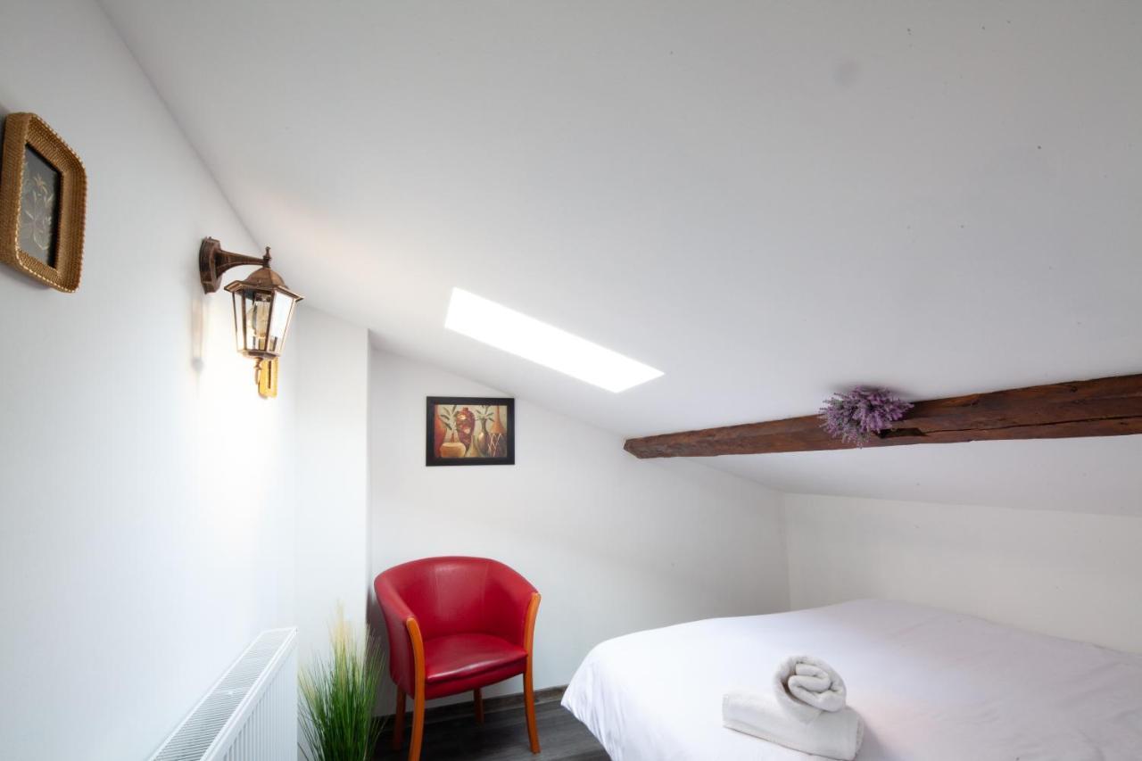 Little Paris Booutique In Old Town Center Brasov Apartment Exterior photo