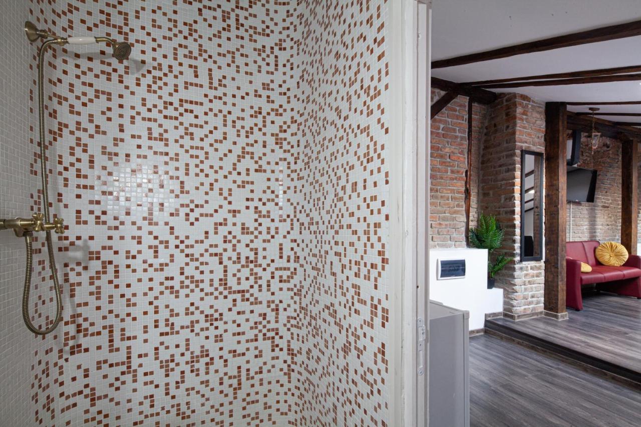 Little Paris Booutique In Old Town Center Brasov Apartment Exterior photo