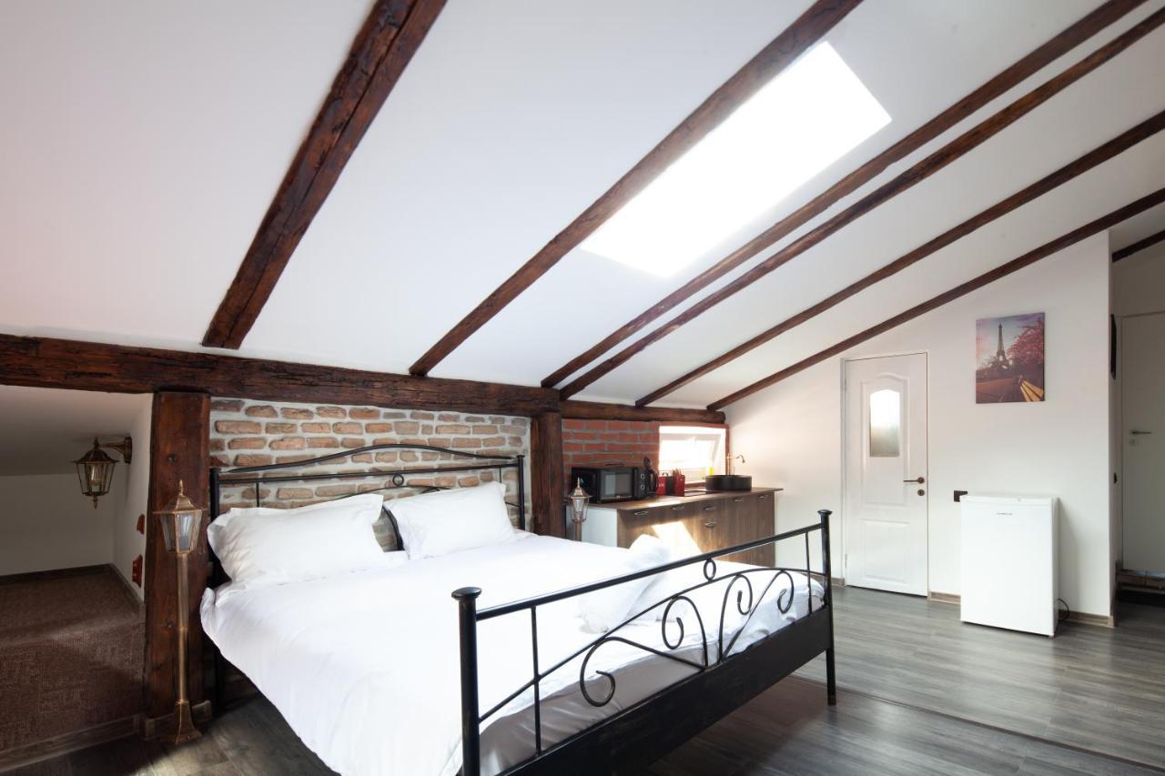 Little Paris Booutique In Old Town Center Brasov Apartment Exterior photo
