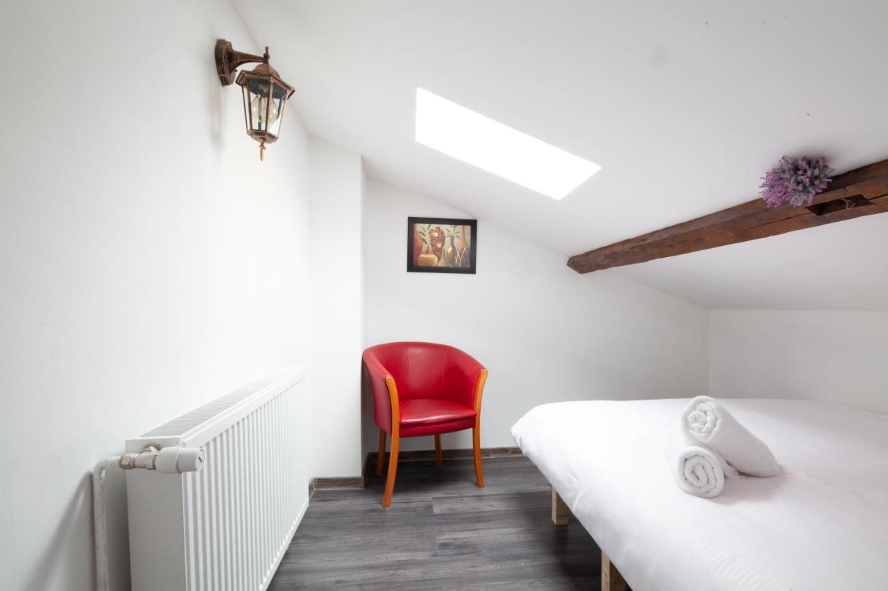 Little Paris Booutique In Old Town Center Brasov Apartment Exterior photo